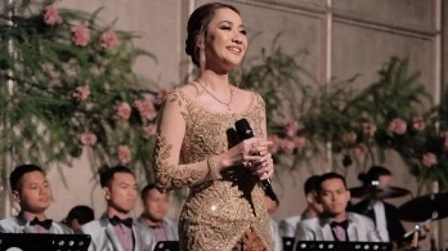 Bunga Citra Lestari anggun dan elegan mengenakan kebaya coklat dihiasi payet. (Instagram/@bclsinclair)