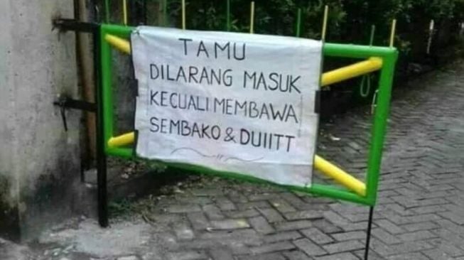 Yang mau beramal, silakan masuk ke kawasan ini (Facebook-Agus Putu Pranayoga)