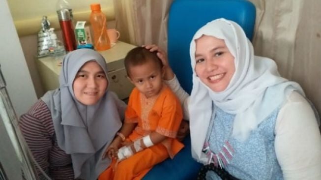 Jana Sandra ketika menjenguk pasien anak yang dirawat di rumah sakit. (Foto: Dok. Pribadi)