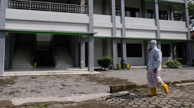 Petugas Gugus Tugas Penanganan COVID-1 berjalan di komplek Balai Latihan Kerja (BLK) Maron, Temanggung, Jawa Tengah, Selasa (21/4).  [ANTARA FOTO/Anis Efizudin]