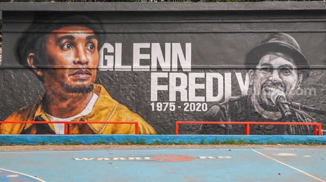 Mural bergambar wjaha Glenn Fredly berada di Lapangan Basket Panglima Polim, Jakarta Selatan, Selasa (21/4). [Suara.com/Alfian Winanto]