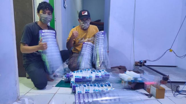 Seorang mahasiswa di Jember berhati mulia dengan memberikan ribuan face shield atau pelindung wajah untuk cegah penularan virus corona. (ist)