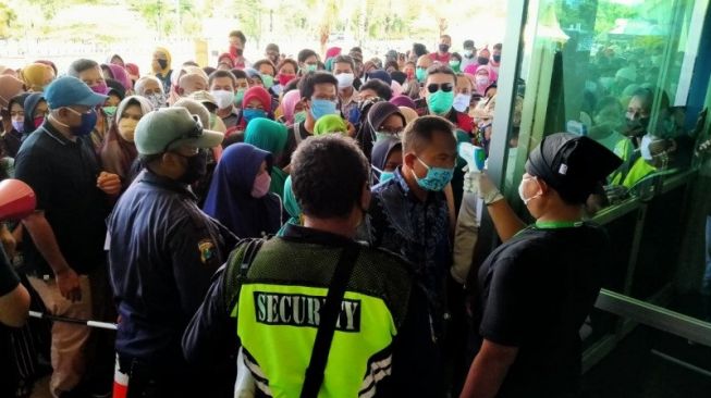 Tak Ada Physical Distancing, Ratusan Warga Surabaya Antre Sembako Murah
