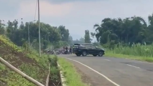 Detik-Detik Rombongan Pemotor Ugal-ugalan Diciduk Aparat, Warganet Girang