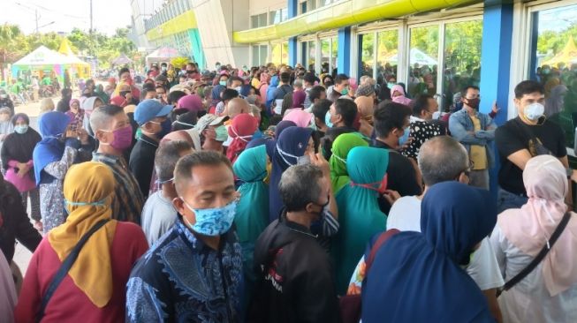 Gara-gara Antre Sembako Murah, Warga Surabaya Tak Ada Physical Distancing