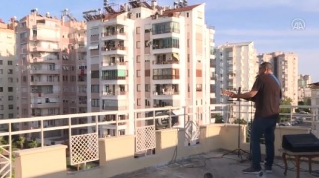 Dari Balkon, Musisi Turki Hibur Warga yang Mengisolasi Diri