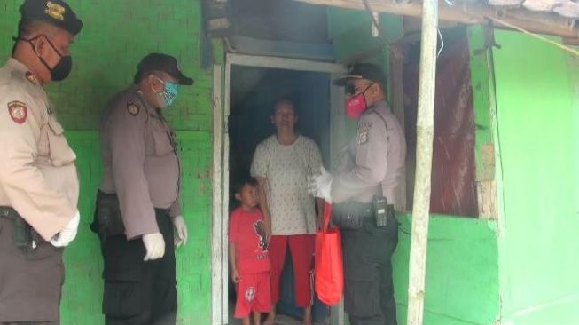 Jajaran Polsek Rangkasbitung Datangi Rumah, Warga Menangis Pasrah