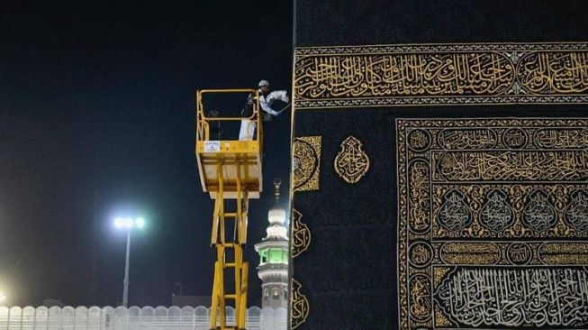 Proses pembersihan Ka'bah oleh petugas khusus.[Saudi GAzette]