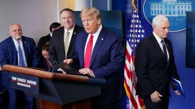 Direktur Pusat Pengendalian dan Pencegahan Penyakit Amerika Serikat (CDC) Robert Redfield.(kiri) dampingi Presiden AS Donald Trump dalam jumpa pers penanganan virus corona, pada 8 April 2020 di Washington DC. [AFP]