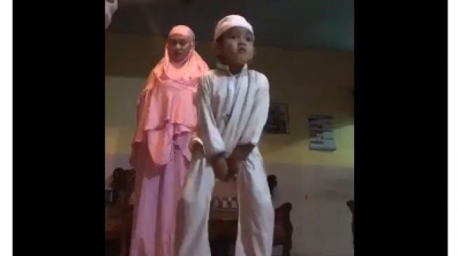 Awalnya Praktik Salat, Bocah Ini Malah Joget Hingga Celana Robek