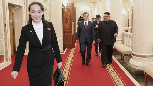 Kim Yo-jong (kiri) saat mendampingi Kim Jong Un.[dailymail.co.uk]