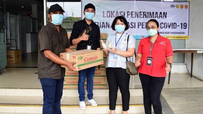 Priskila beri bantuan ke RSUP Persahabatan. [dokumentasi pribdi]