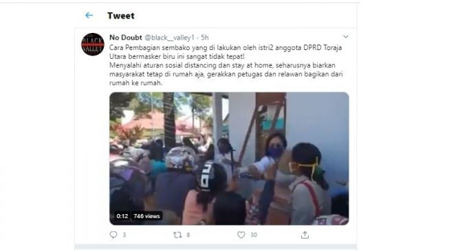 Video viral pembagian sembako oleh Ikawan DPRD Toraja Utara, warga saling berdesakan (Twitter)