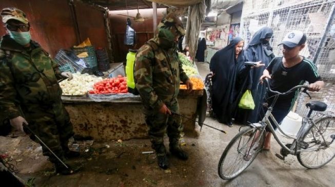 Pasar Khayyat, Baghdad, Irak, kembali beraktivitas menyusul dilonggarkannya lockdown oleh pemerintah guna menyambut bulan suci Ramadhan. [AFP]