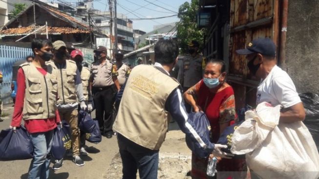 Bagikan Bansos di Sawah Besar, Polres Metro Jakpus Ajak Eks Narapidana