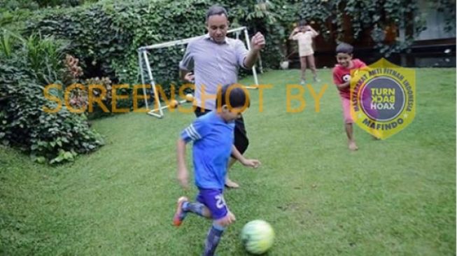 CEK FAKTA: Anies Malah Asyik Main Bola Bersama Anaknya di Tengah Corona