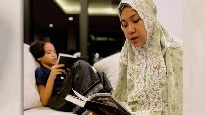 Bunga Citra Lestari dan Noah Sinclair terlihat khusyuk membaca Alquran. [Instagram]