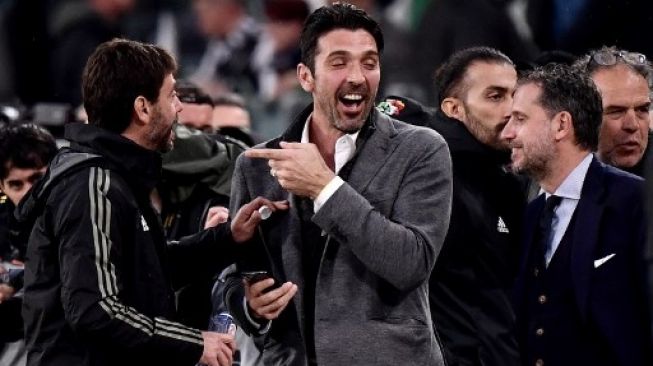 Gianluigi Buffon (kanan) dan presiden Juventus Andrea Agnelli (kiri) di Allianz stadium, Turin. Marco Bertorello / AFP