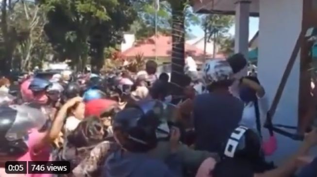 Berjejal, Pembagian Sembako oleh Istri-istri DPRD Dikritik, Videonya Viral