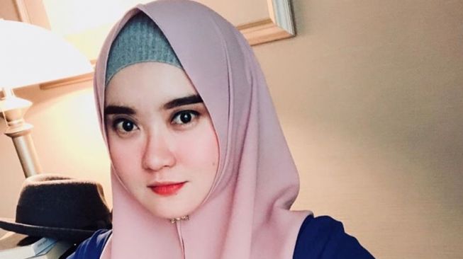 Jadi Temen Karaoke Teddy Suami Lina, 5 Potret Penyanyi KDI Yuli Asiska