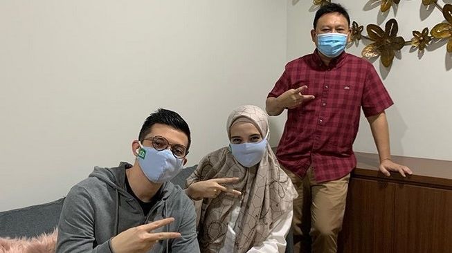 Irwansyah menemani Zaskia Sungkar yang tengah bersiap melakukan operasi transfer embrio di sebuah klinik. [Instagram]