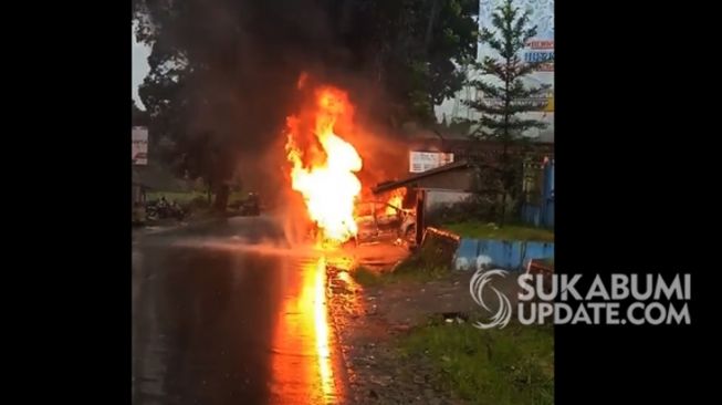Duar! Mobil Avanza Meledak Usai Isi BBM di Sukabumi, Sopir Terbakar