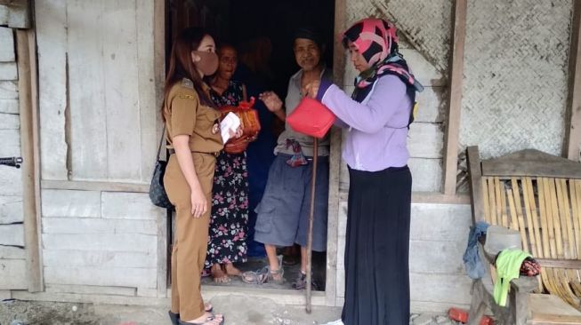 Bagikan Sembako Gratis, Kades Biduan Cantik Pakai Uang Hasil Manggung