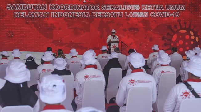 Ketua Umum Relawan Indonesia Bersatu Lawan COVID-19 Sandiaga Uno memberikan sambutan pada acara Siaga Pencanangan Gerakan Nasional Indonesia Bersatu Lawan COVID-19 di Lapangan Wisma Atlet, Jakarta, Rabu (22/4/2020). [Antara]