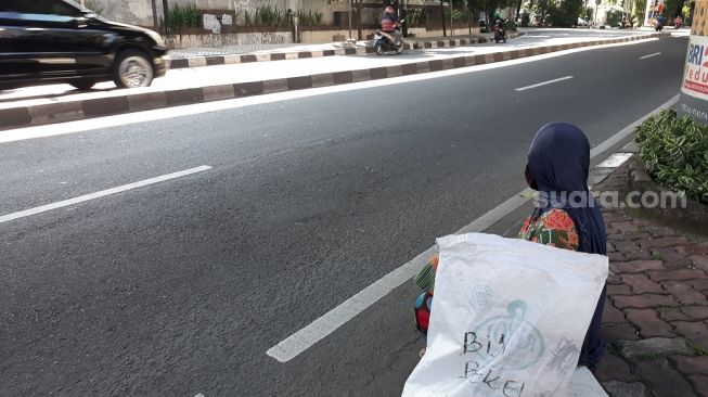 Penampakan pengemis dadakan atau manusia gerobak di Jalan Kemang Selatan, Jakarta Selatan, Rabu (22/4/2020). (Suara.com/Bagaskara)