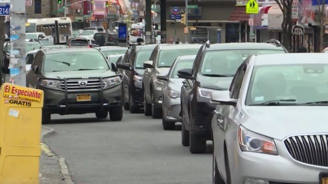 Antrian mobil di pusat distribusi makan di New York. (Anadolu Agency)