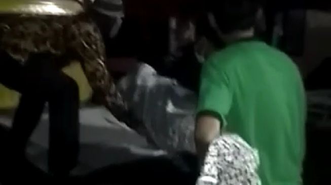 Jenazah Warga di Pandeglang Dibawa Pakai Mobil Bak Terbuka