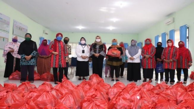 PKK Bangka Bagikan 200 Paket Sembako Bagi Lansia