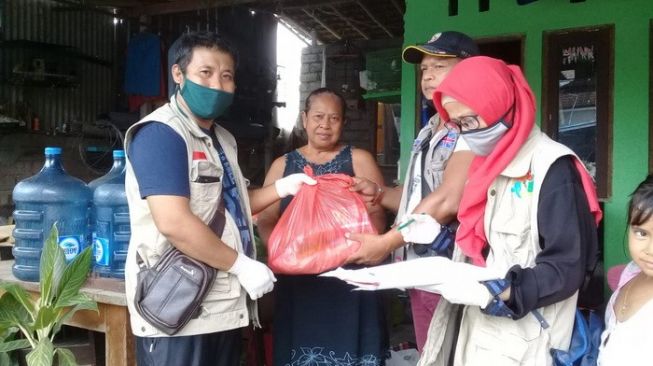 Relawan Al Muhajirin Tabanan Bagikan Sembako Jelang Ramadhan