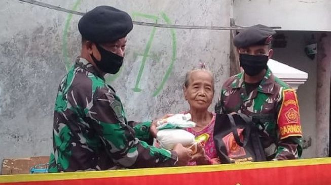 Tanggap Covid-19, Sub Garnisun 0830 Bantu Ringankan Beban Warga