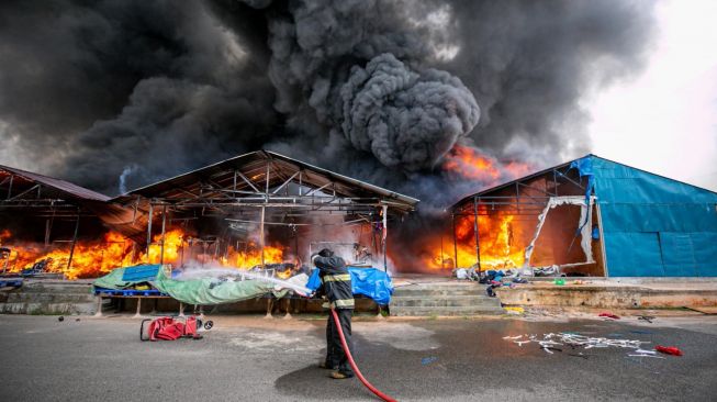 Personel pemadam kebakaran berusaha memadamkan api saat terjadi kebakaran di Pasar Second Taras, Batam, Kepulauan Riau, Kamis (23/4).  [ANTARA FOTO/M N Kanwa]