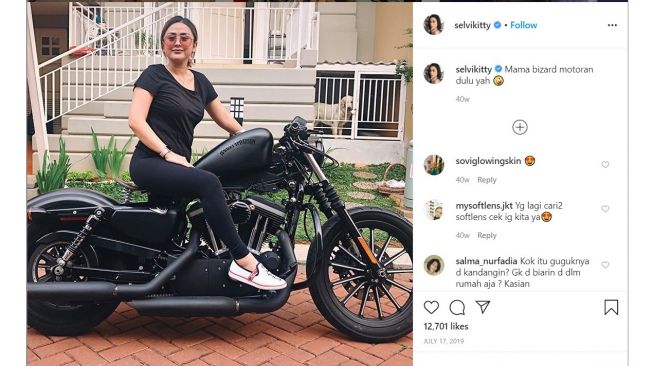 Tetap tampil cantik yak di atas moge Harley Davidson Sportster (Instagram-selvikitty)