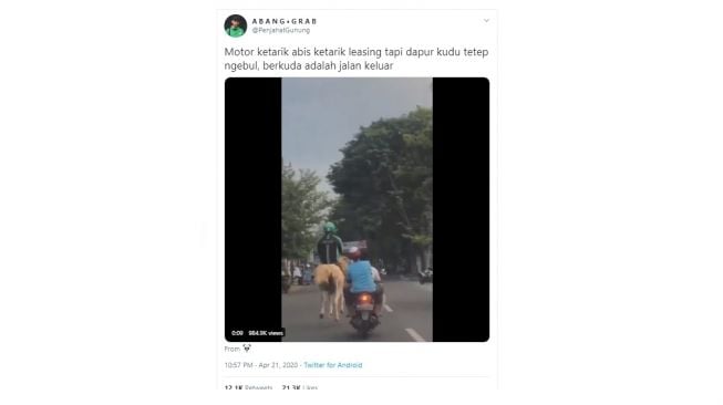 Pengemudi ojol naik kuda ini bikin salfok. [Twitter]