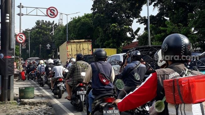 PSBB Fase II Diterapkan di Jakarta, Jalan Raya Bogor Arah Pasar Rebo Macet