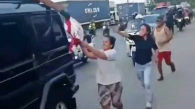 Lagi Ada Corona, Ibu-ibu Kejar Jokowi Demi Sekarung Beras, Videonya Viral
