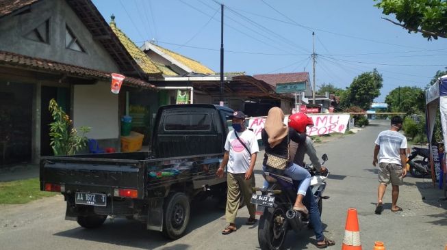 Halau Wisatawan, Warga Sekitar Pantai Glagah Ingatkan Lebaran di Rumah Saja