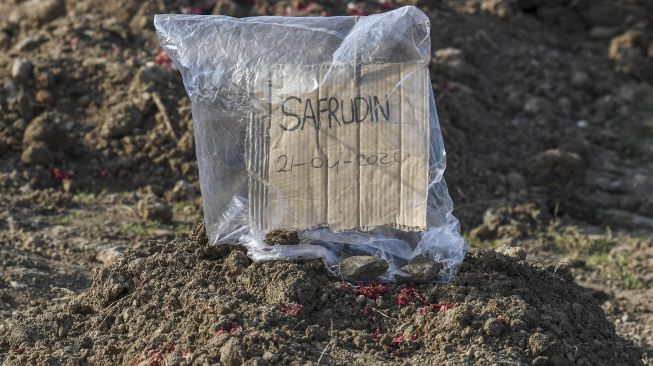 Hanya Kardus dan Plastik, Nisan Kuburan Pasien Corona di TPU Tegal Alur