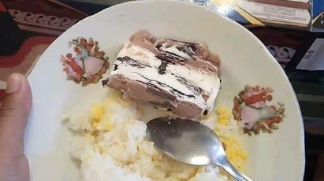 Viral Orang Makan Es Krim Viennetta Pakai Nasi, Netizen: Sekte Apa Lagi Ini