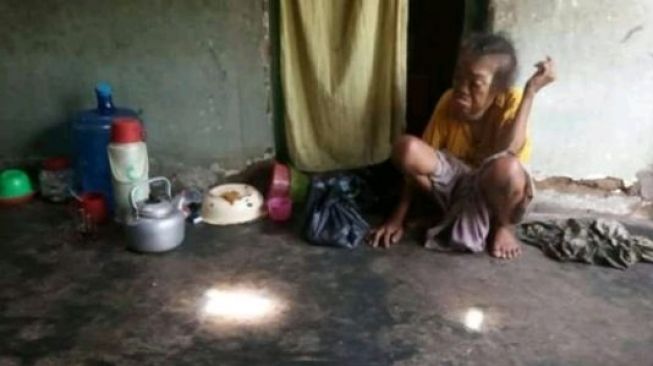 Cerita Nenek Miskin di Tengah Pandemi: Hidup Sendiri, Rumah Nyaris Ambruk