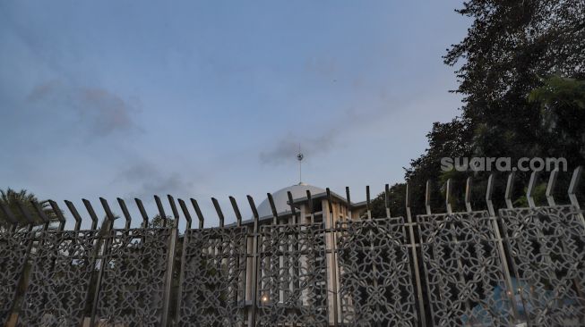 Suasana didepan Masjid Istiqlal, Jakarta Pusat, Kamis (23/4).  [Suara.com/Alfian Winanto]
