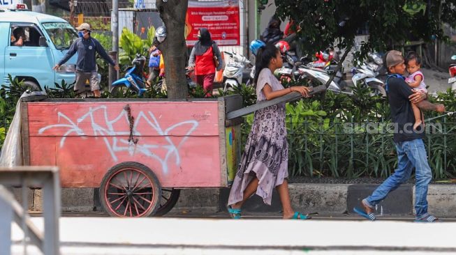 Manusia gerobak beristirahat di kawasan Menteng, Jakarta Pusat, Kamis (23/4). [Suara.com/Alfian Winanto]
