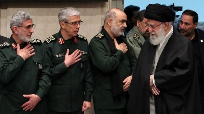 Panglima Pasukan Garda Revolusi Iran, Hossein Salami (ketiga dari kiri) memeberi hormat kepada pemimpin tertinggi Iran Ayatullah Ali Khamenei. [AFP]