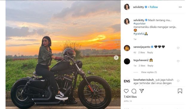 Selvi Kitty tampil menawan dengan latar langit senja (Instagram-selvikitty)