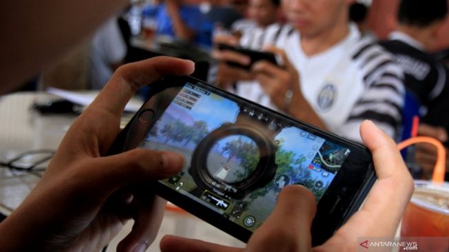 Sejumlah peserta mengikuti perlombaan game Player UnknownÕs Battle Grounds (PUBG) di Meulaboh, Aceh Barat, Aceh, Sabtu (22/6/2019). ANTARA FOTO/Syifa Yulinnas/hp. (ANTARA FOTO/SYIFA YULINNAS)