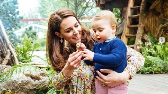 Pangeran Louis terlihat menikmati suasana RHS Back to Nature Garden, bersama sang ibu, Kate Middleton, memelajari tanaman.(Instagram @kensingtonroyal)