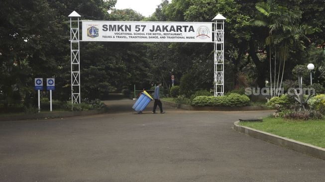 Suasana sejumlah di SMK Negeri 57, Jakarta, Kamis (23/4). [Suara.com/Angga Budhiyanto]